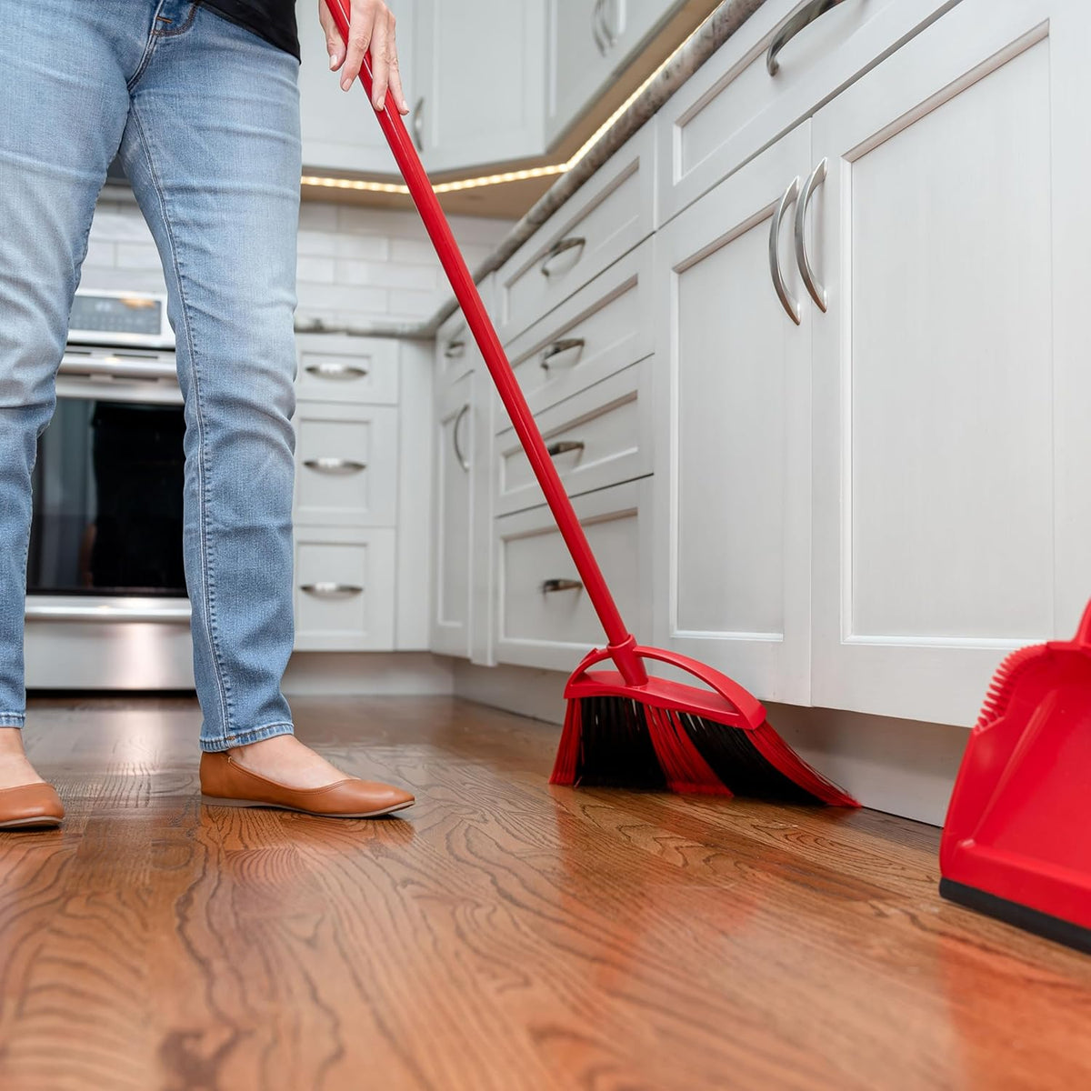 O-Cedar Sweep & Trap Broom with Step-On Dustpan – Wave Bristles Trap 99% of Dust & Dirt